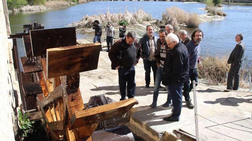 Guarido y su equipo de concejales visitan las restauradas Aceñas de Olivares.