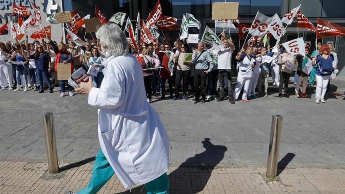 Protesta del personal de limpieza del hospital San Pedro de Alcántara, el pasado mes de abril.