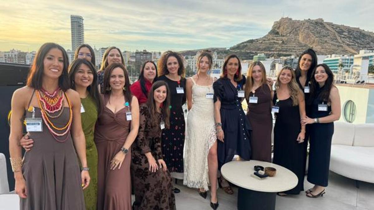Alba Garijo, Alex Maza, Vanesa Fernández, Rosana Justamante, Noemi Machuca, Ana Zumaquero, Ana Amaro, Raquel Sánchez, Iratxe Meulen, María José García, Sandra Giner, Marta Galiana, Tamara Garcia y Mari Cruz Albert.
