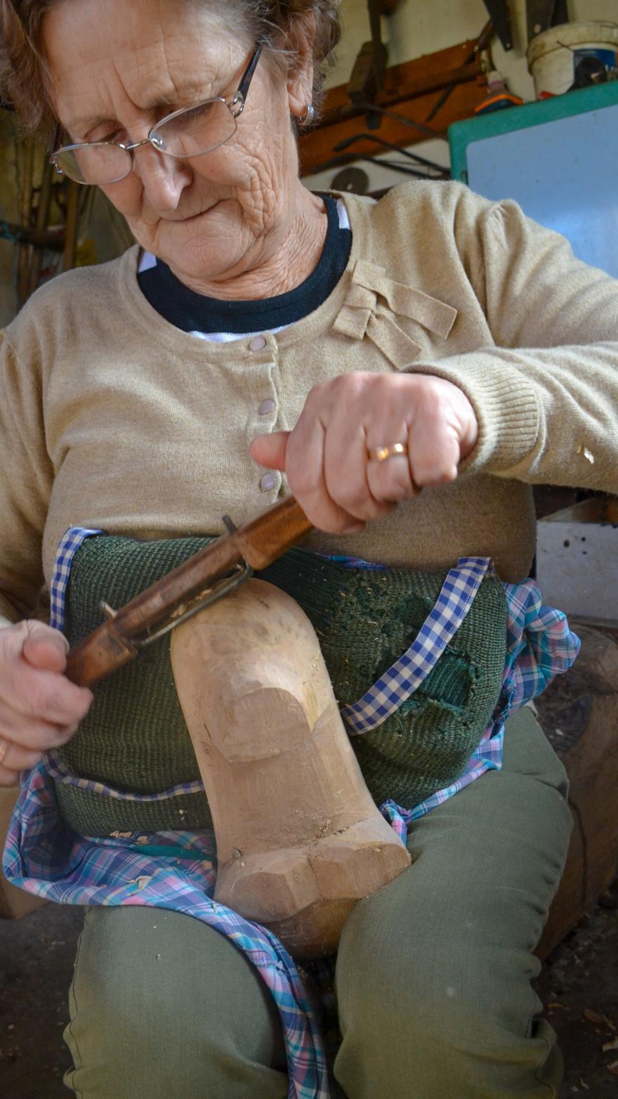 Maximina Fernández, n&#039;otru momentu de la fabricación d&#039;unes madreñes, en Bezanes.