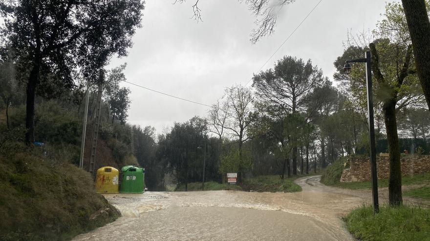 L&#039;acumulació de pluja obliga a tallar carreteres a l&#039;Alt Empordà