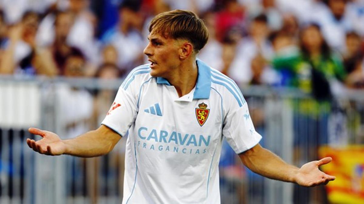 Dani Gómez protesta una acción durante un partido del Real Zaragoza.