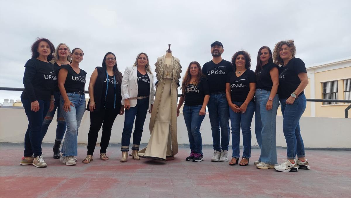 Integrantes del grupo Uptelier con uno de los trajes
