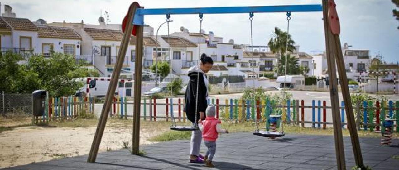 Un parque infantil de Orihuela Costa en una imagen de archivo.