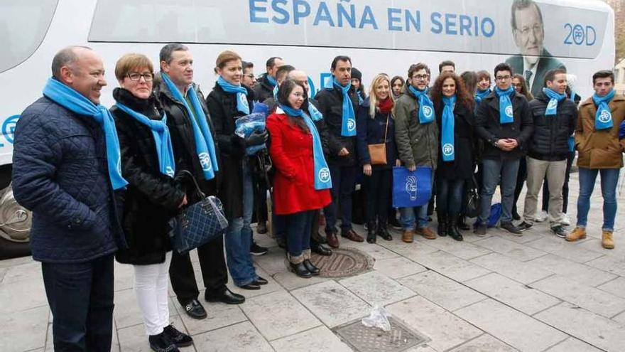 Maíllo, en Zamora, junto a los integrantes de la caravana nacional de Nuevas Generaciones.
