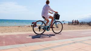 Un dels carrils pedalables més populars és el que uneix el port de Salou amb el de Cambrils