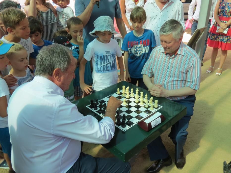 Anatoly Kàrpov inaugura un espai públic per a jugar escacs a Platja d''Aro