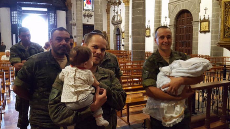 Varios de los militares que se trasladarán a Líbano con sus hijos en la Basílica.