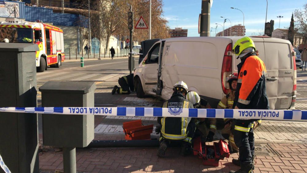 El tranvía choca contra una furgoneta en València