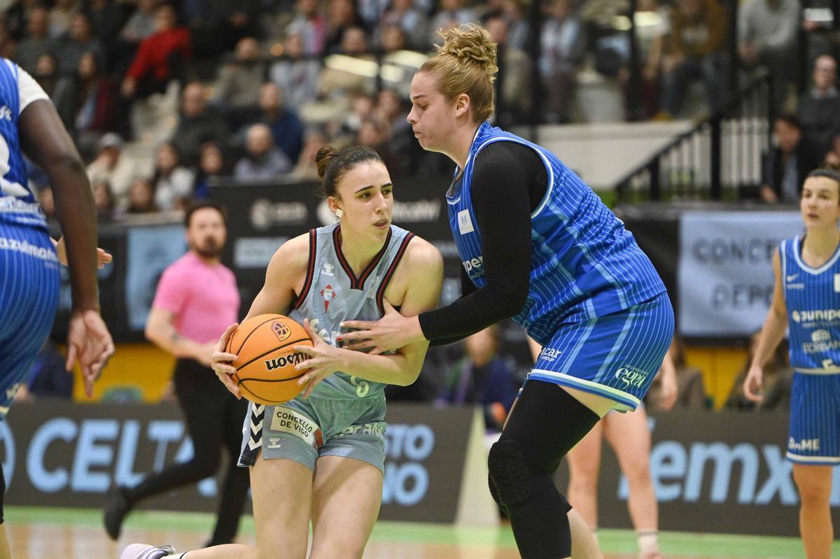 Uxía, durante un partido en Navia.