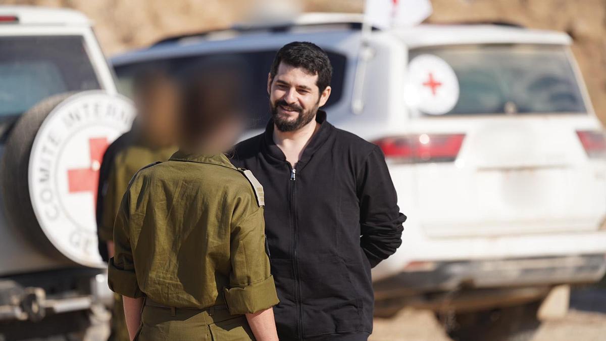 Ziv Berman, uno de los rehenes liberados por Hamás, conversa con militares israelís en la base de Reim.