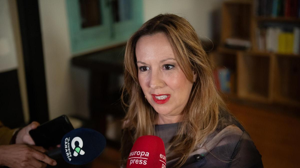 La presidenta del cabildo de Tenerife, Rosa Dávila, atiende a los medios de comunicación.