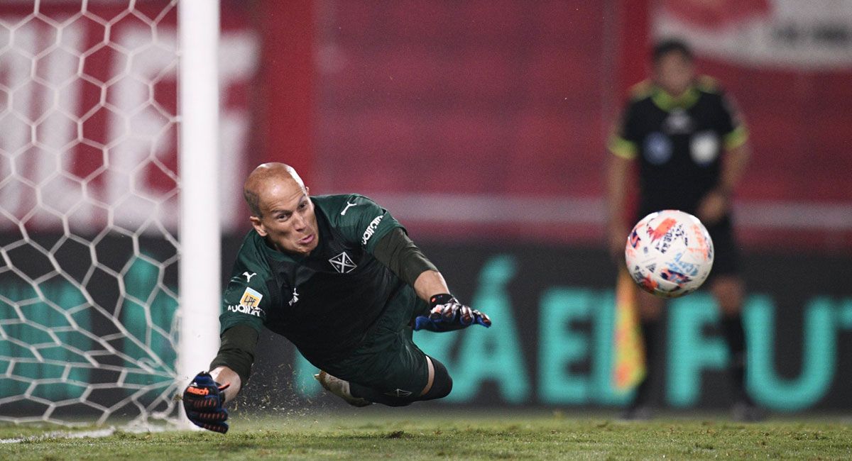 Sebastián Sosa, portero de Independiente, detuvo un penalti en el tramo final.