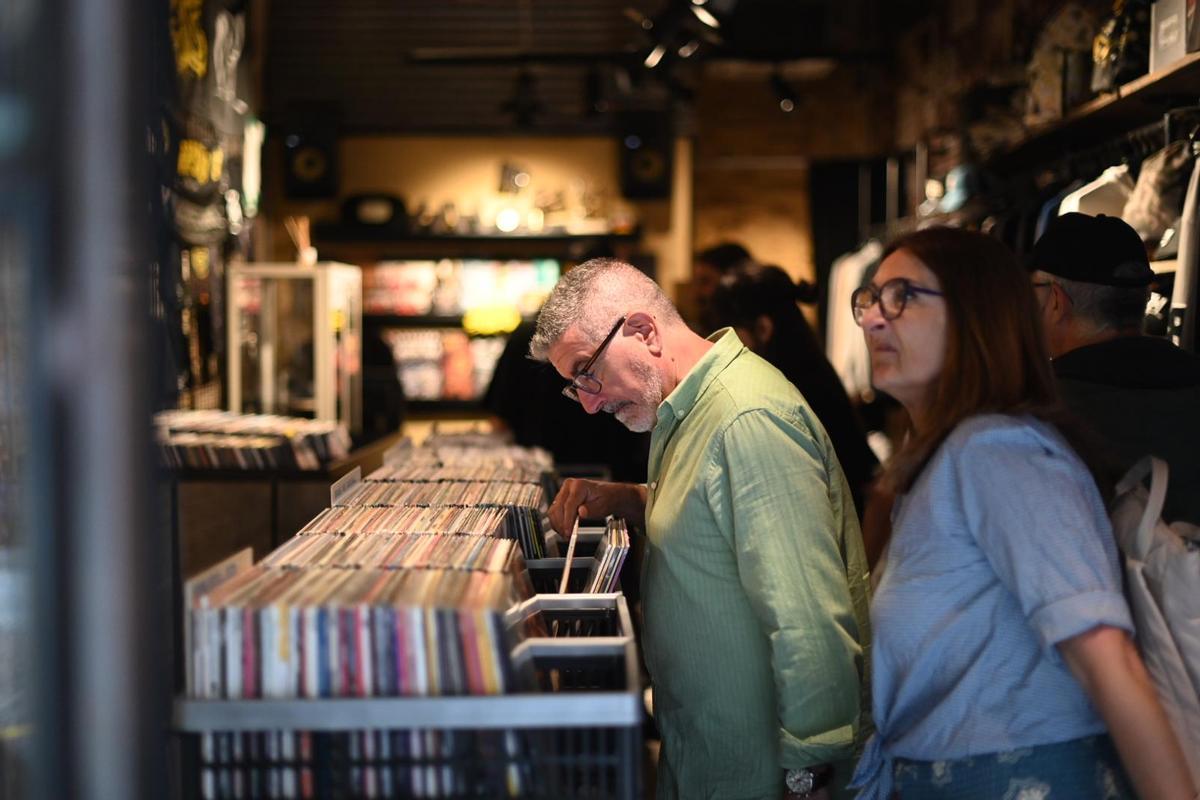 Los Violaldores del Verso inauguran su nueva tienda