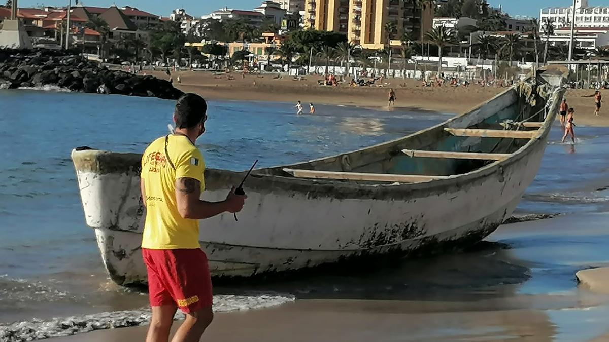 Imagen de la patera llegada a la playa de Las Vistas.