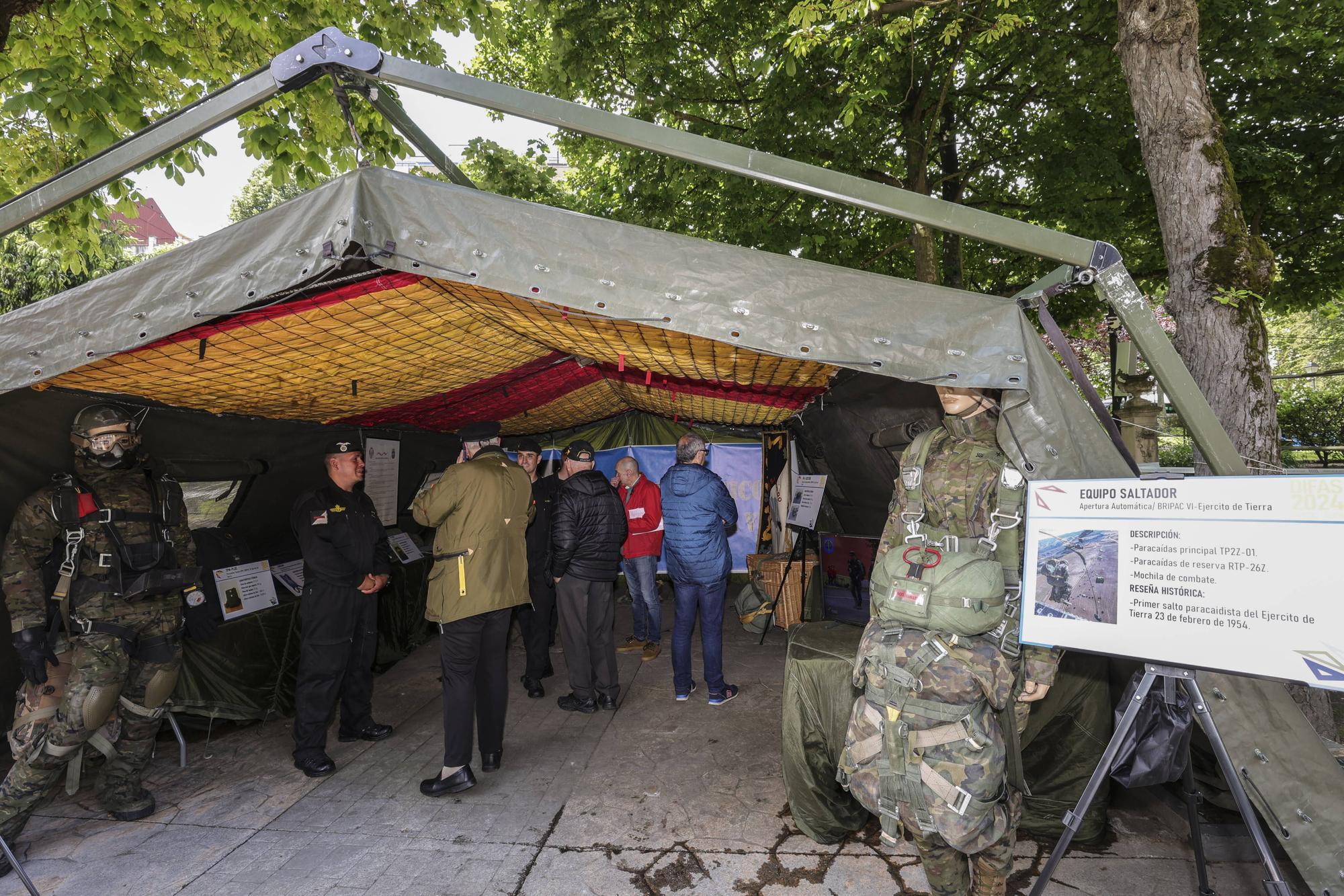 El izado de la bandera y la exposición del Bombé abren los actos del Día de las Fuerzas Armadas en Oviedo.