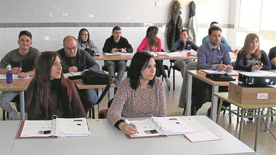 forman en cerámica a 15 desempleados