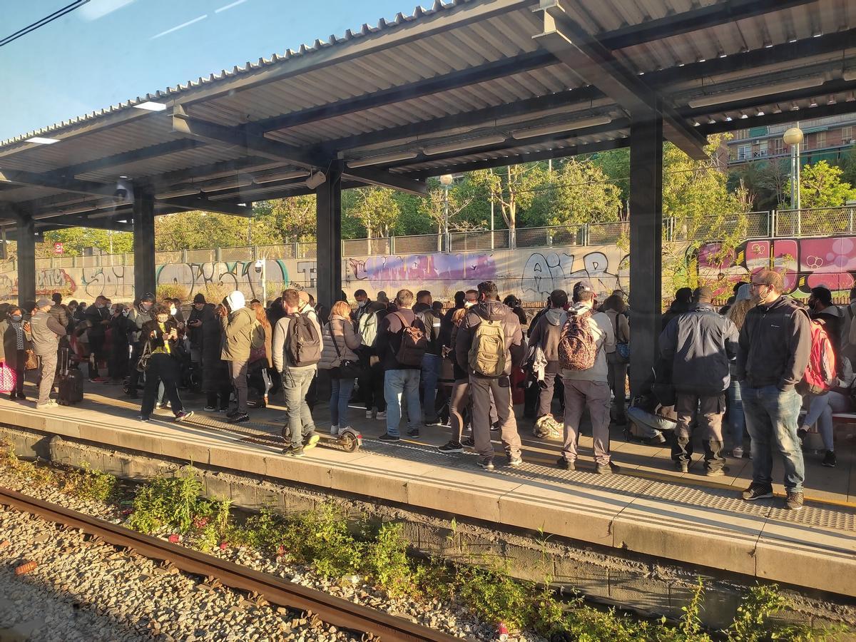 Viajeros de la R4, en el andén de la estación de L'Hospitalet