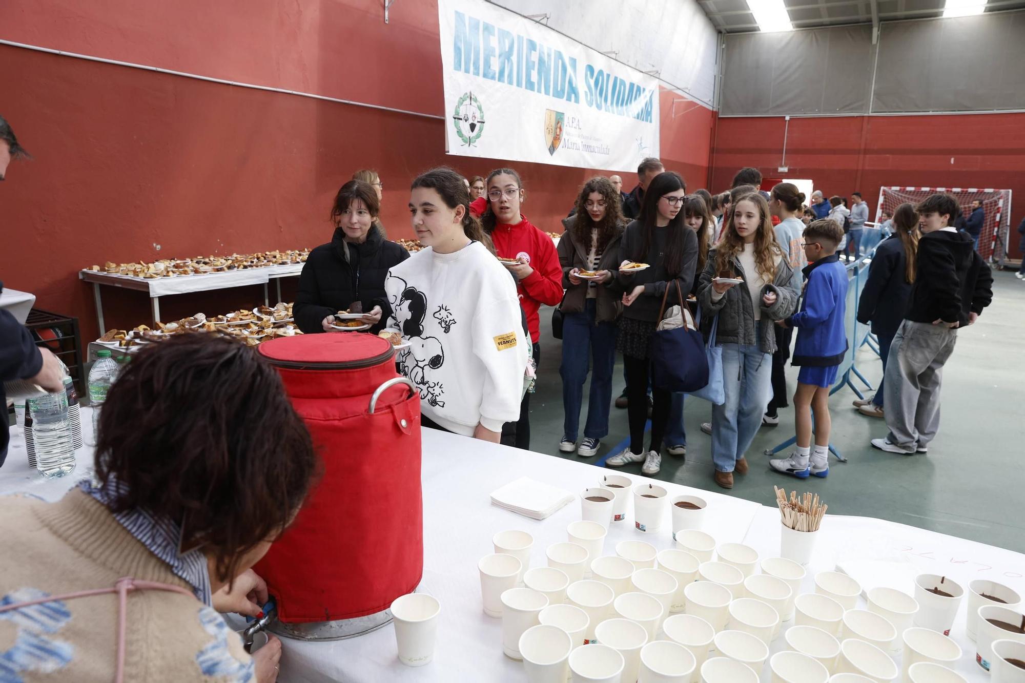 Así fue la merienda solidaria en los jesuitas de Gijón (en imágenes)