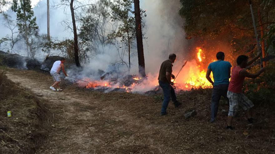 Incendio forestal en Ponteareas // GABINO PORTO