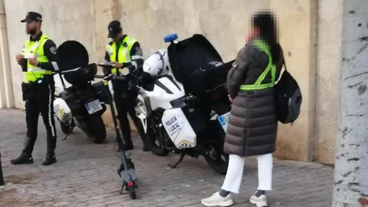 Die Polizei verwarnt eine E-Roller-Fahrerin in Palma.