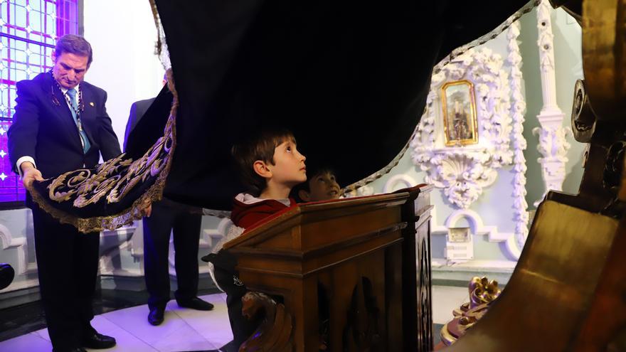 Los niños cordobeses, bajo el manto de la Virgen de los Dolores