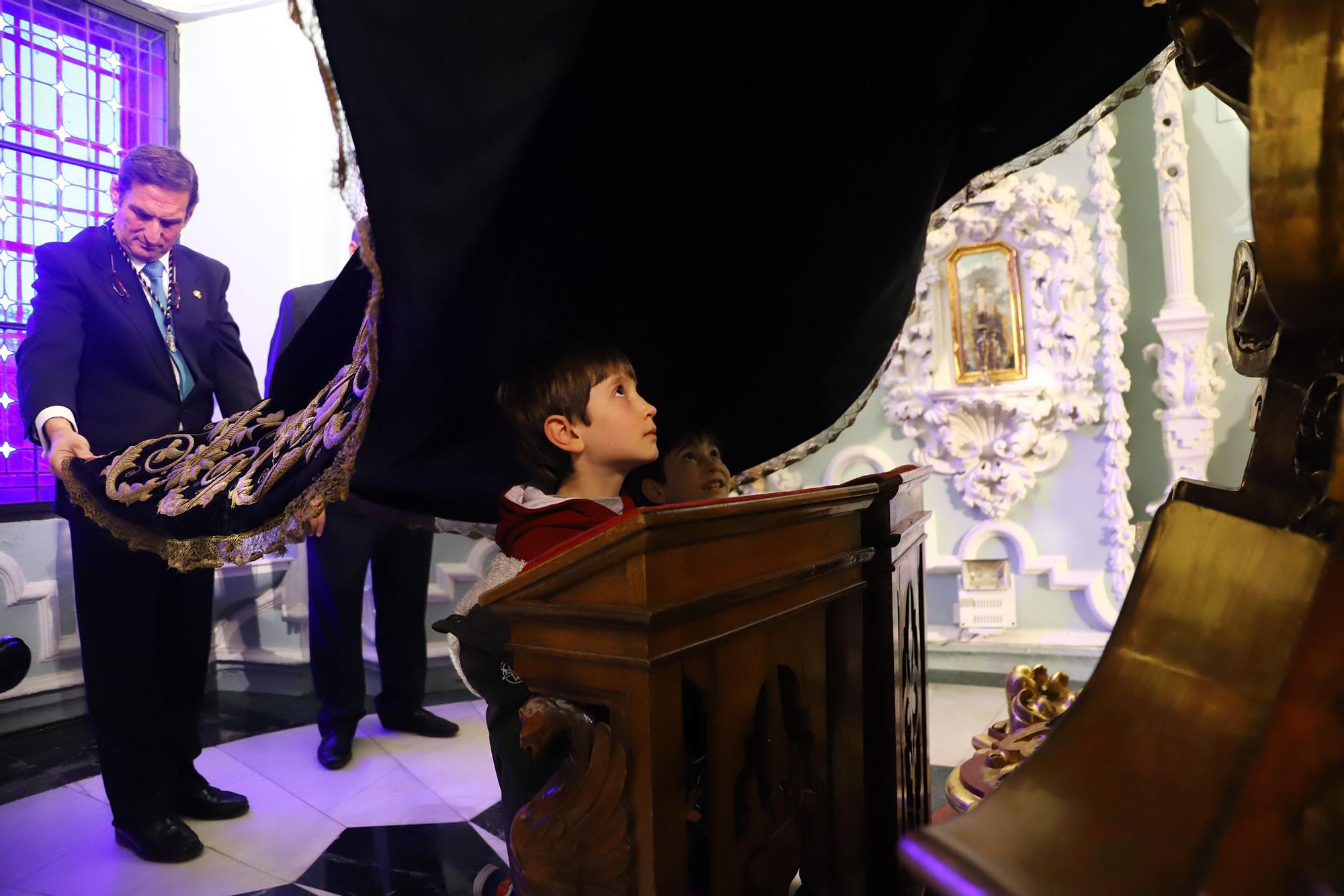 Los niños cordobeses bajo el manto de la Virgen de los Dolores