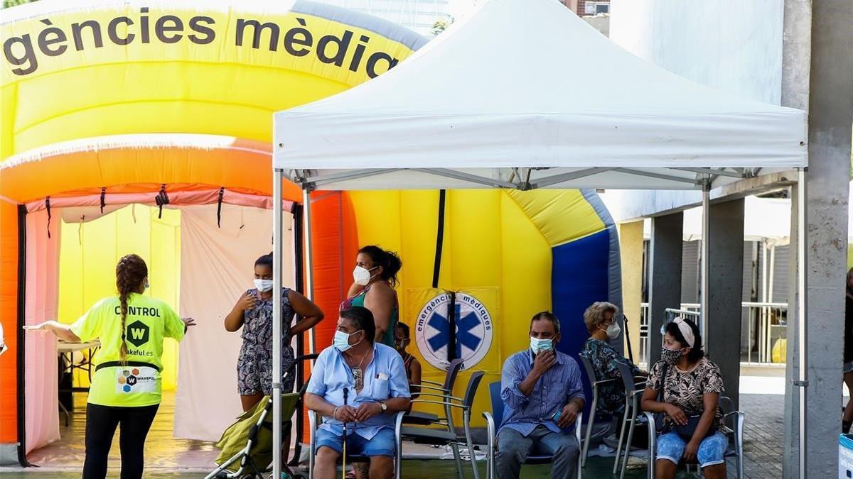 Cola de ciudadanos en el barrio del Besòs, el 19 de agosto del 2020, para hacerse las pruebas PCR de covid-19