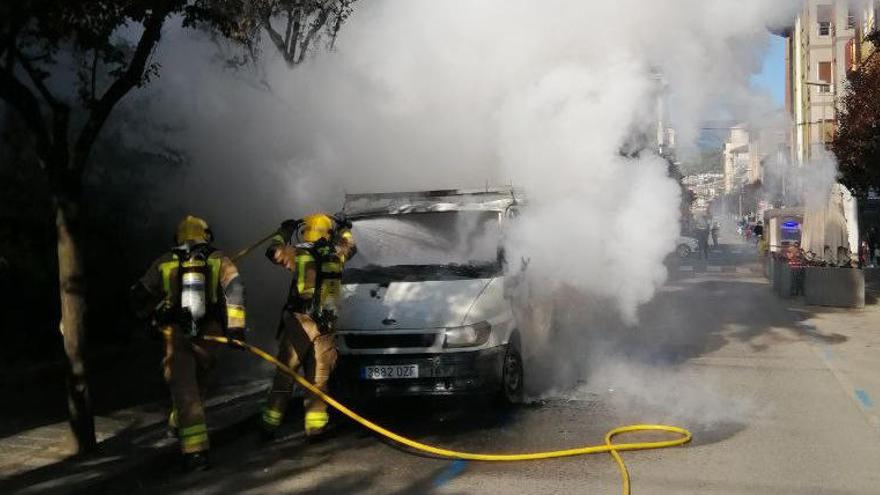 Tasques d&#039;extinció del foc que ha cremat totalment una furgoneta al carrer Sant Joan Baptista de la Seu d&#039;Urgell