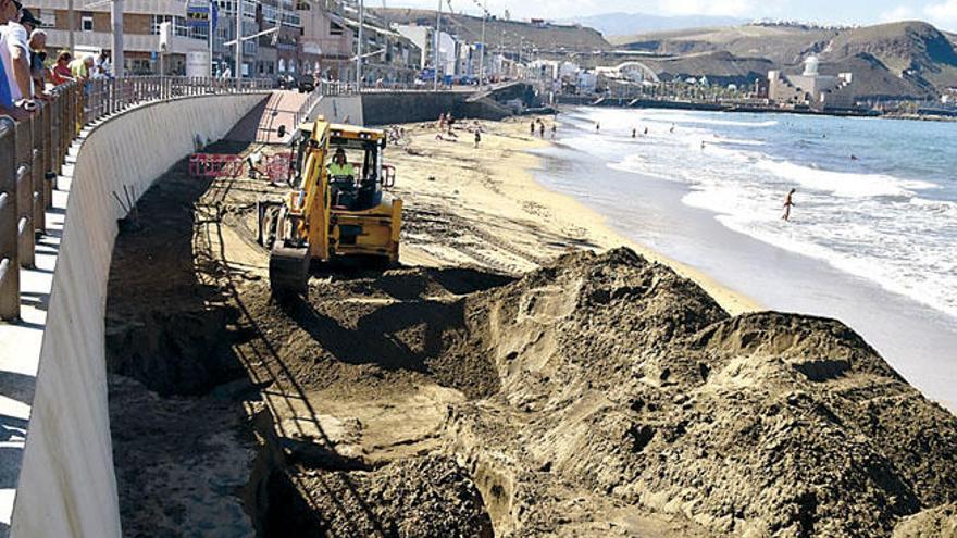 El Ayuntamiento comienza a retirar los restos de la antigua central de luz de la Cícer