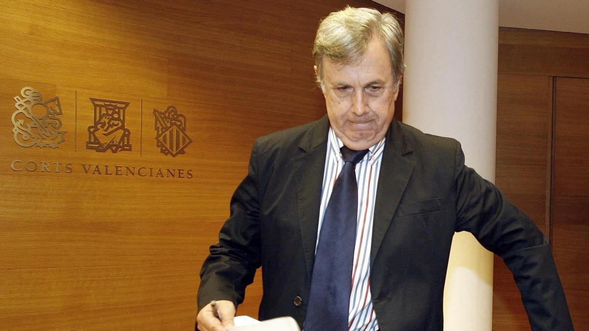 Sesión de la comisión de investigación de la CAM, con el presidente del órgano, Rafael Maluenda. / Manuel Molines / Levante-EMV