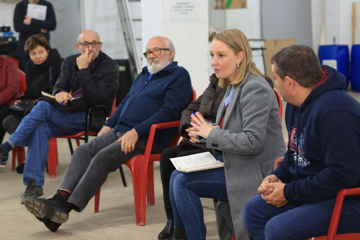 Reunión en la sede de la asociación de vecinos El Roser de Vila-real