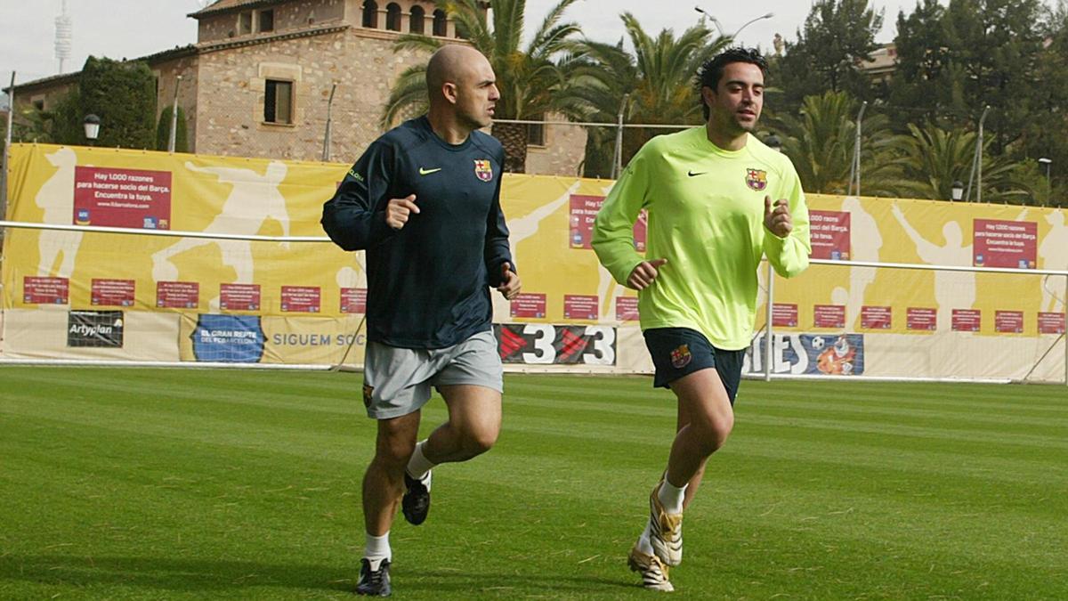 Xavi y el fisioterapeuta Juanjo Brau, en el antiguo campo de La Masia.