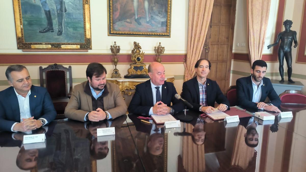Presentación del acuerdo entre el Ayuntamiento de Antequera y el Colegio de Veterinarios.