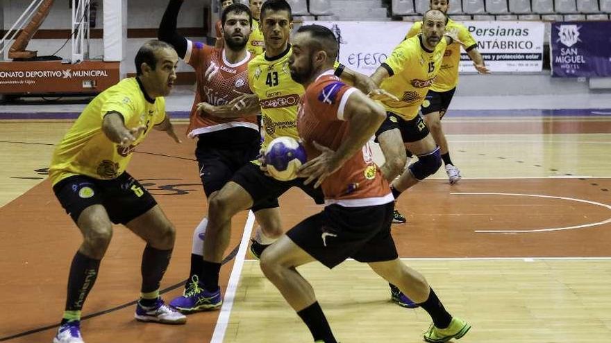 Una acción defensiva del Carnes do Ribeiro en el partido de Gijón. // Marcos León/LNE