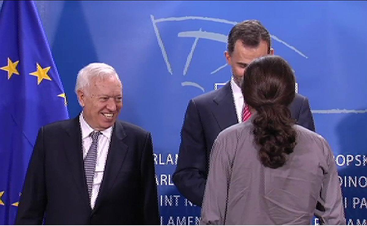 Pablo Iglesias regala a Felip VI la sèrie Juego de tronos