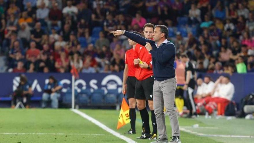 Javier Calleja da instrucciones a sus jugadores durante el Levante - Zaragoza
