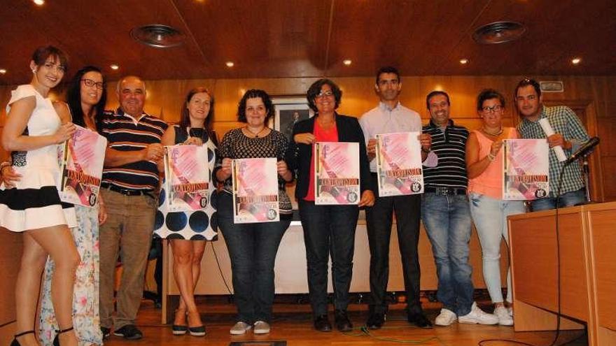 Los organizadores junto a la alcaldesa, ayer en la presentación. // D.P.