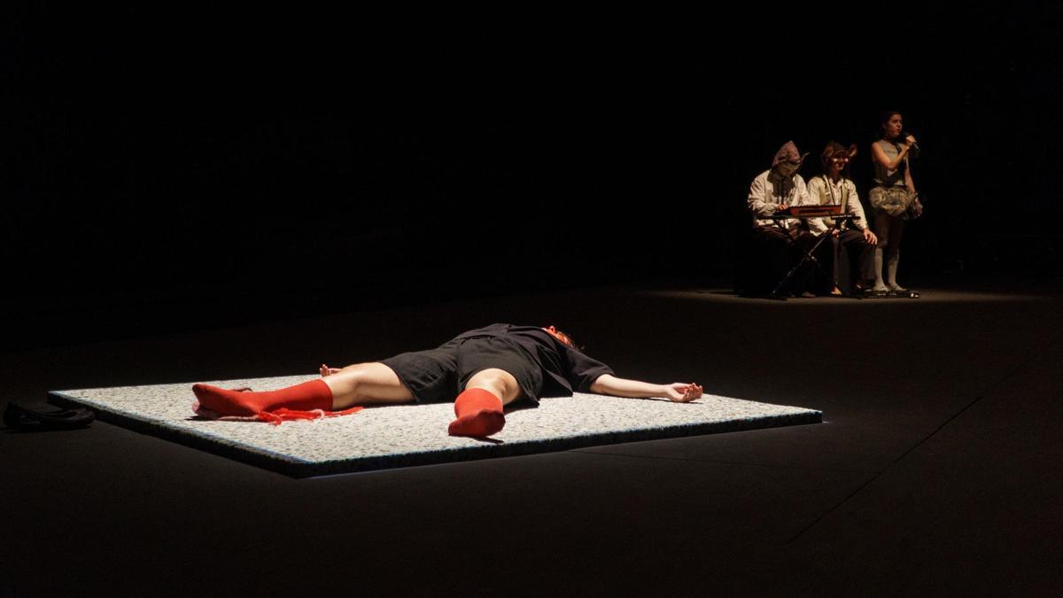 Una escena de l'espectacle «Un xai ha creuat el desert».