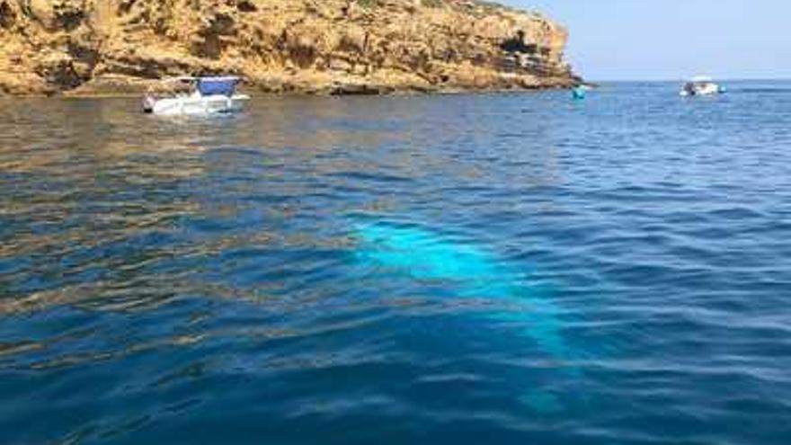 La barca de recreo, de 7 metros de eslora, se fue a pique en aguas de poca profundidad y es un peligro para los navegantes.