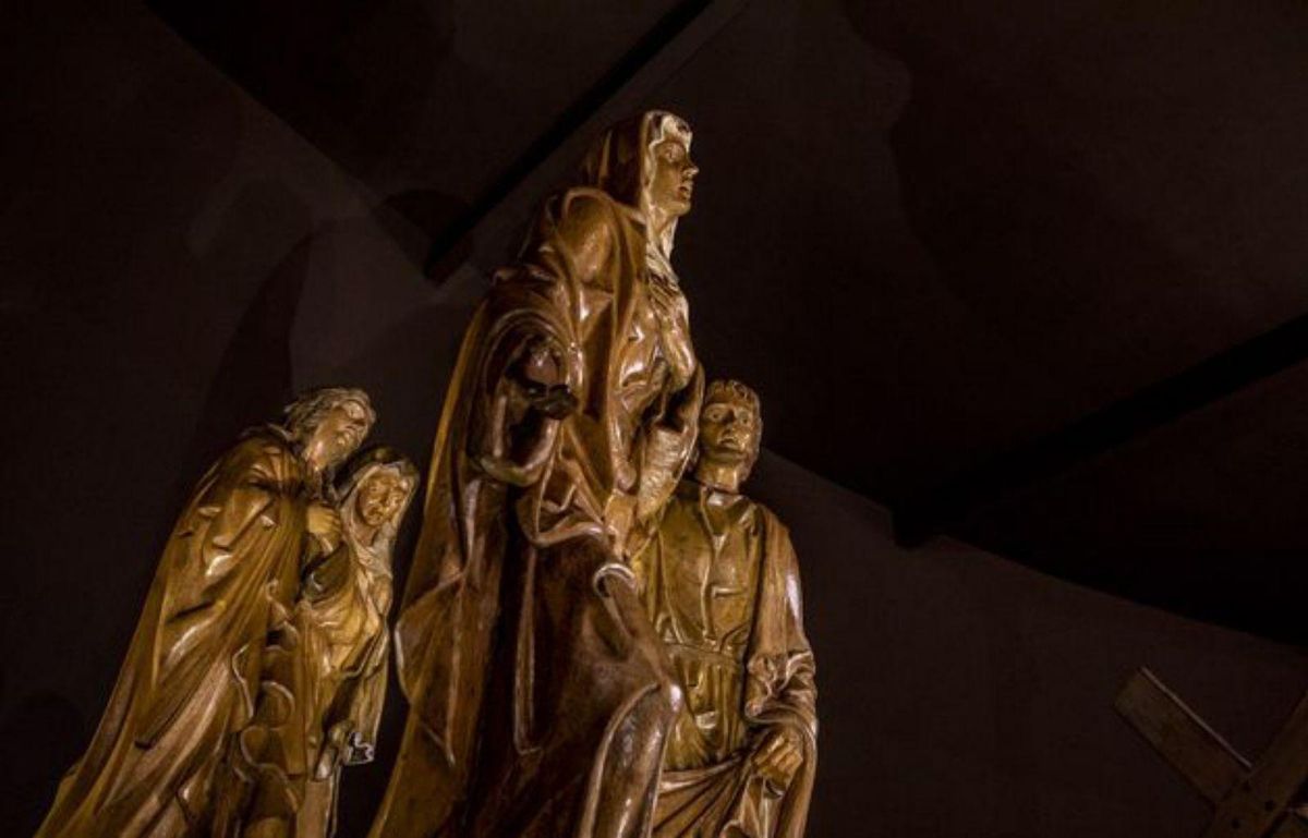 Cargadores del Nazareno de San Frontis, entre los banzos de la mesa del traslado. | E. F.