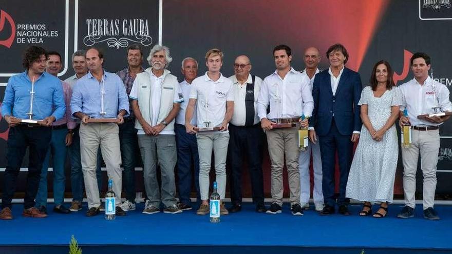 Los galardonados y autoridades, en la gala de los premios nacionales de vela, ayer en el Monte Real. // MRCY