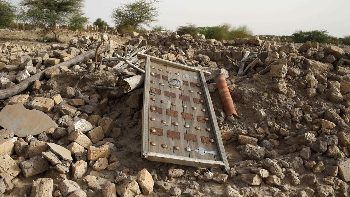 Las ruinas de un antiguo mausoleo destruido por las milicias yihadistas que ocuparon la ciudad ancestral de Tumbuctú en el 2012.