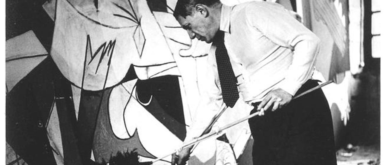 Picasso, trabajando en el &#039;Guernica&#039;, en su taller de los Grands-Augustins.