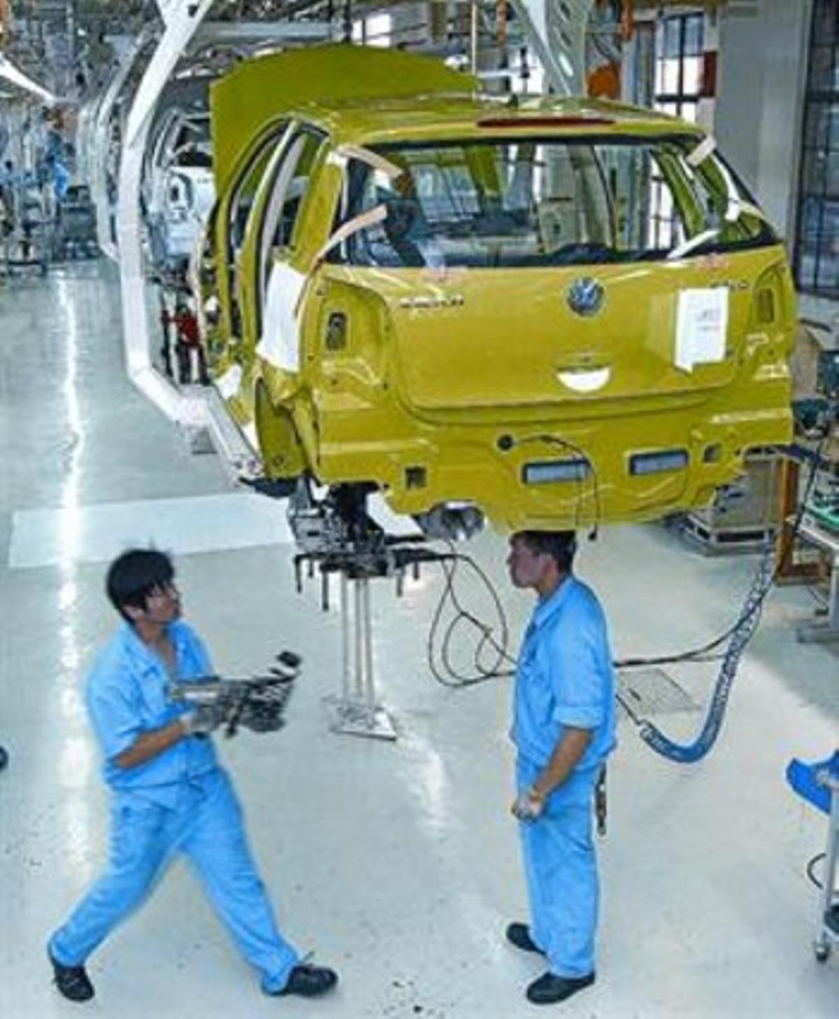 Cadena de muntatge d’una fàbrica de Volkswagen a Xangai. Cadena de muntatge d’una fàbrica de Volkswagen a Xangai.