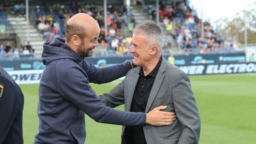 Alcaraz saluda cordialmente al entrenador del Sporting. | V.M.