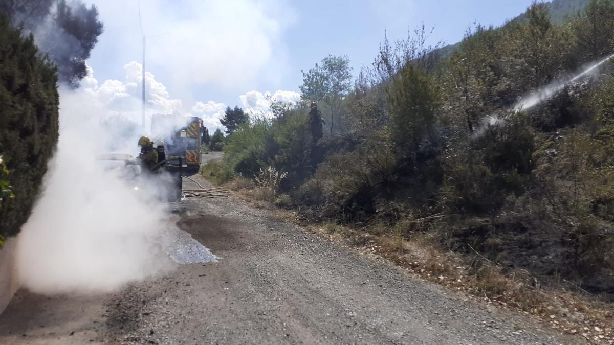 Els bombers treballant per apagar el foc