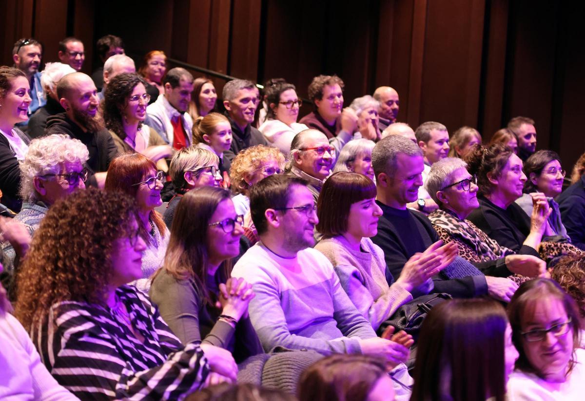Imatges del monòleg teatral 'Fills: no deu ser tan difícil!', de la manresana Míriam Tirado