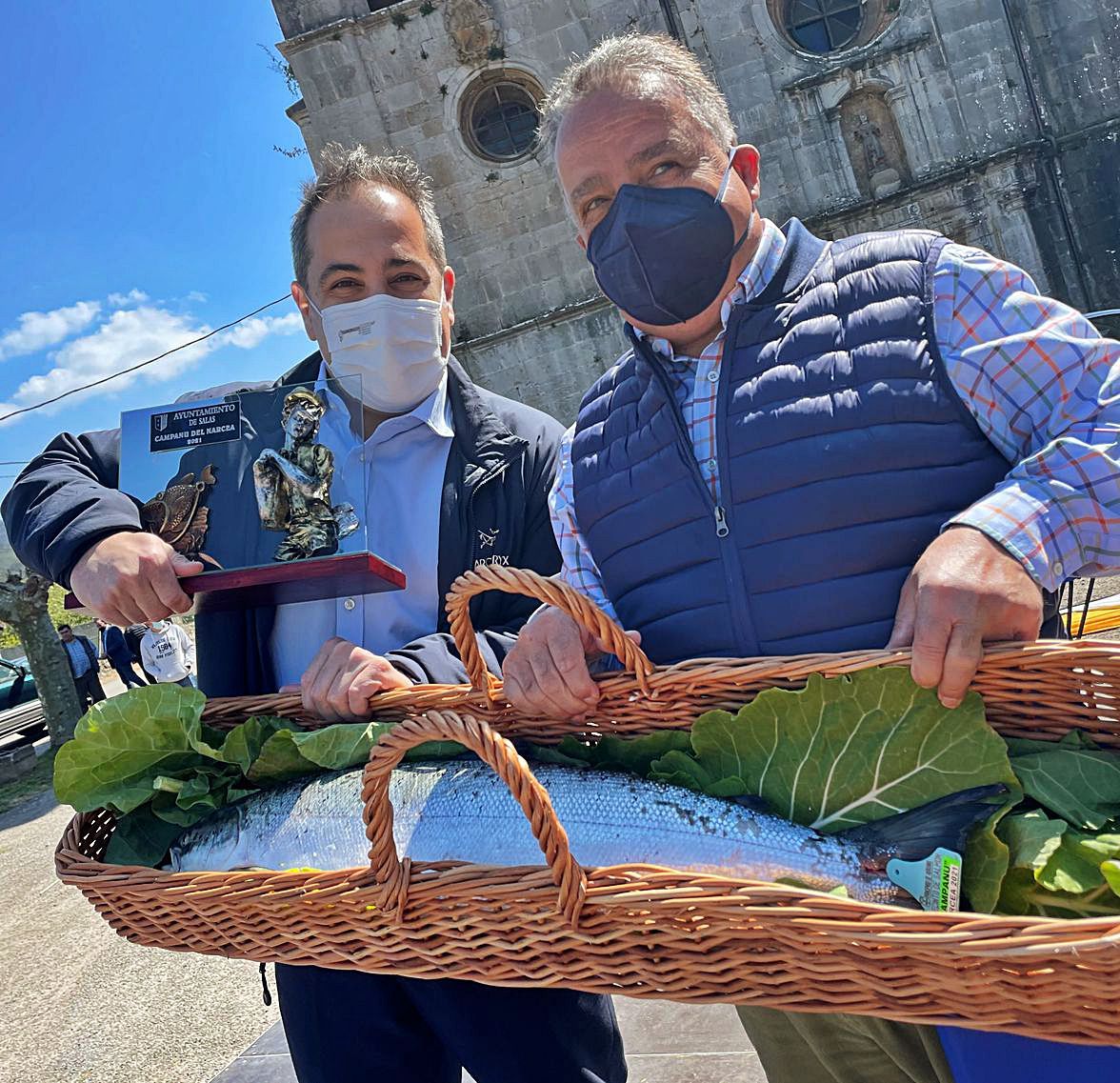 Olegario González y Manuel Méndez, col campanu del Narcea tres la puya. | LNE