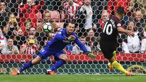 Kun Agüero marca el 0-1 del Manchester City con un lanzamiento de penalti.